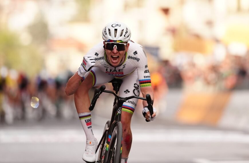 La historia, a los pies de Pogacar